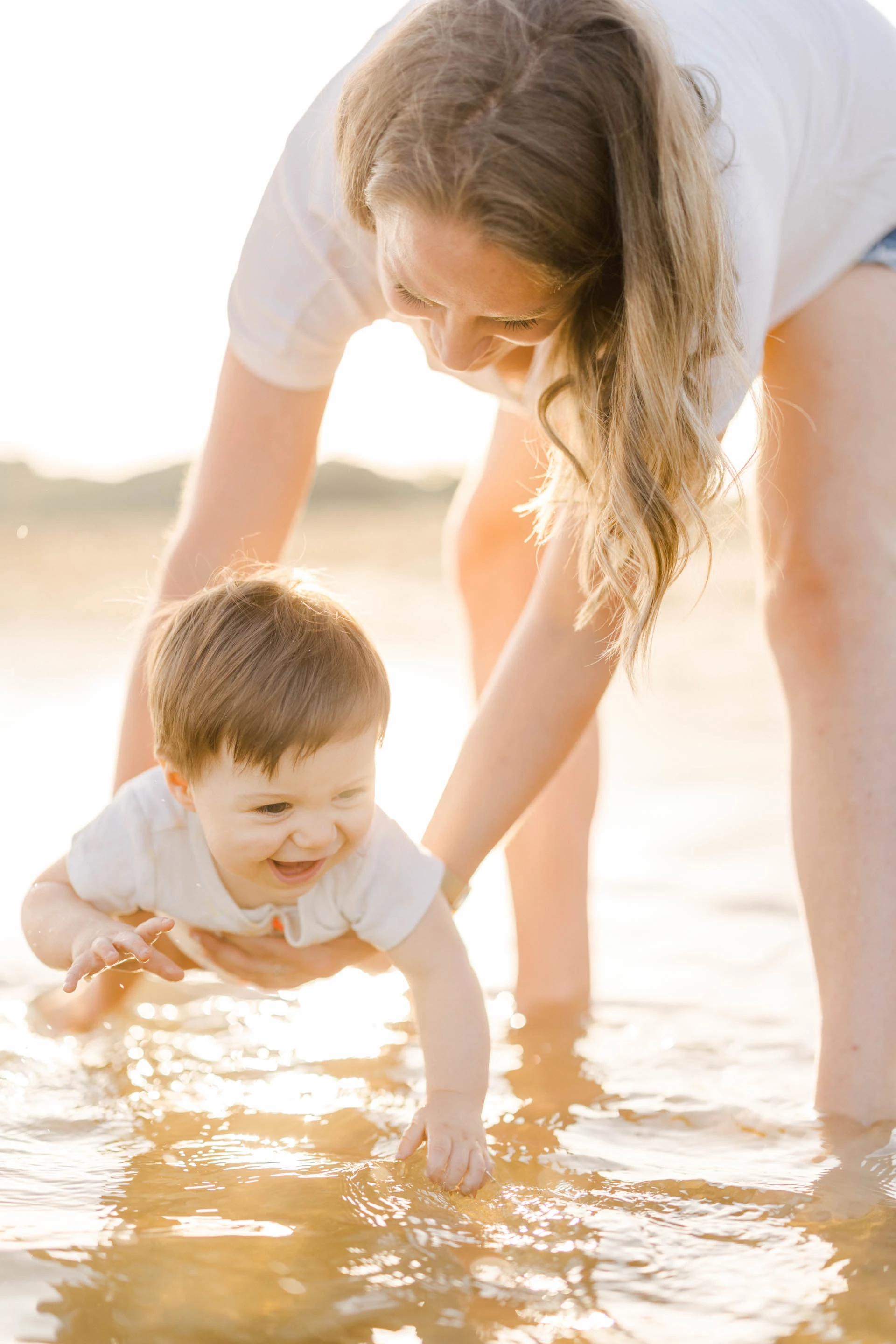 bonheur enfant jouer avec les enfants marron gris